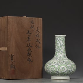A Ming Chenghua green curly grass pattern long-necked bottle