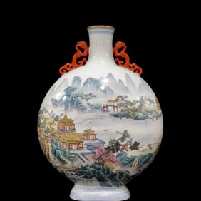 A flat bottle of Yongzheng Landscape Loft in the Qing Dynasty