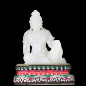 A statue of Guanyin in the Qing Dynasty and Tian jade