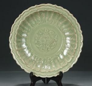 A large plate carved from the Longquan kiln in the Yuan Dynasty