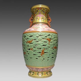 A piece of Qing Qianlong pastel icing on the cake, bean blue glaze hollow Hongfu Qitian amphoraural
