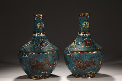 A pair of Ming Dynasty copper tire cloisonné cloisonné enamel lion hydrangea appreciation bottles