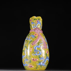 A clear material tire painting enamel dragon pattern bottle