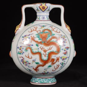 A dragon pattern moon-holding bottle of the Qing Dynasty