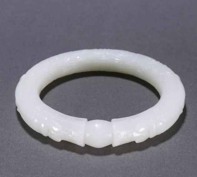 A Qing Hetian jade two dragon bite bead bracelet (1 of 9)