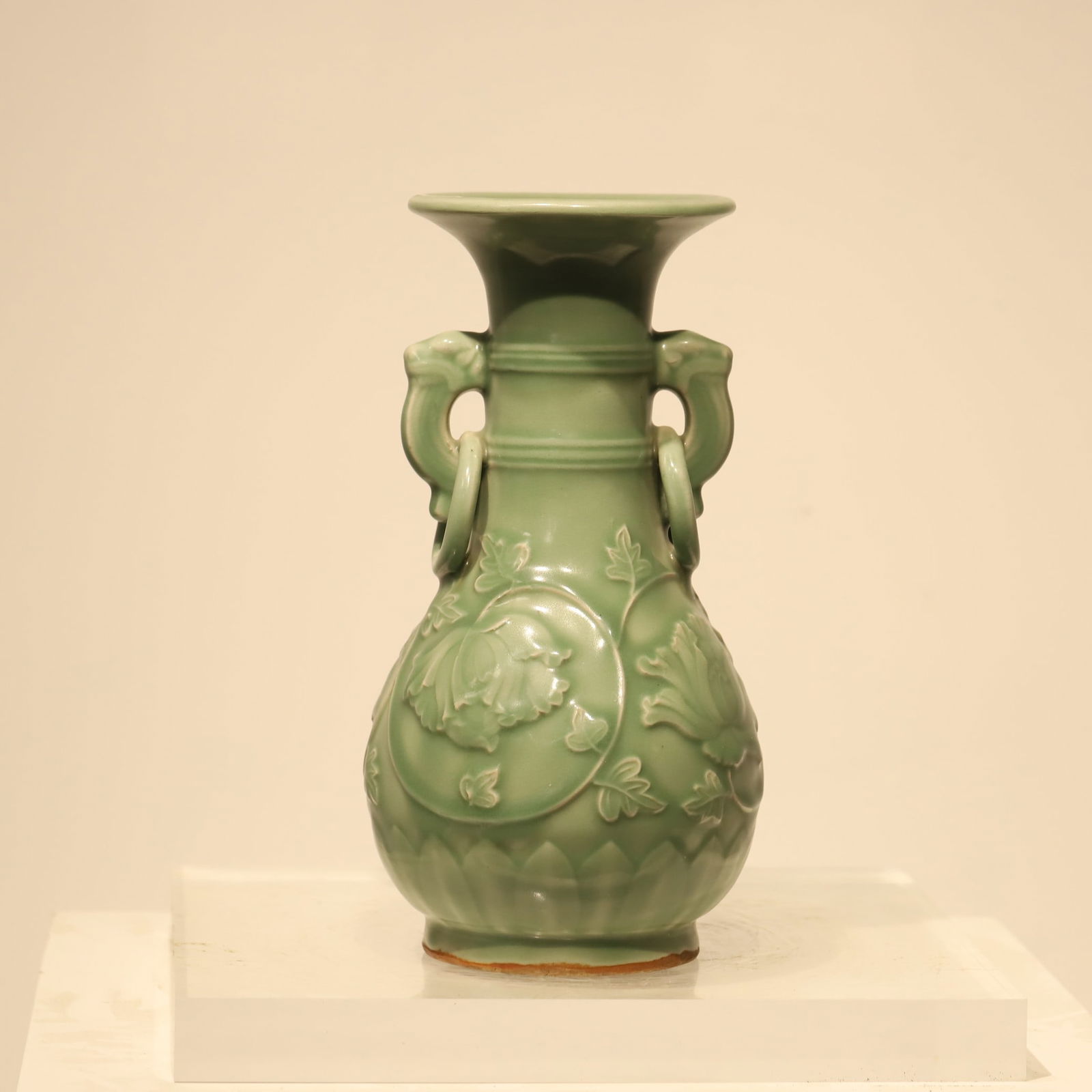 A celadon amphora carved vase: Celadon amphorae carved vase SIZE: H:27.5cm (The Dimensions Of All Batches Are Manually Measured.If You Need More Detailed Information, Please Contact Our Customer Service Before Bidding.)