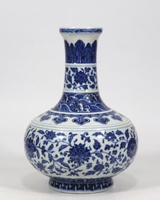 A blue and white entwined flower appreciation vase made in the Qianlong period of the Qing Dynasty