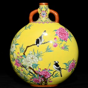 A Qing Qianlong yellow pastel flower and bird pattern flat bottle
