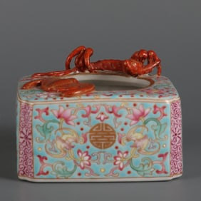 A piece of turquoise green background gold silk enamel color Fushou made in the Qianlong period of
