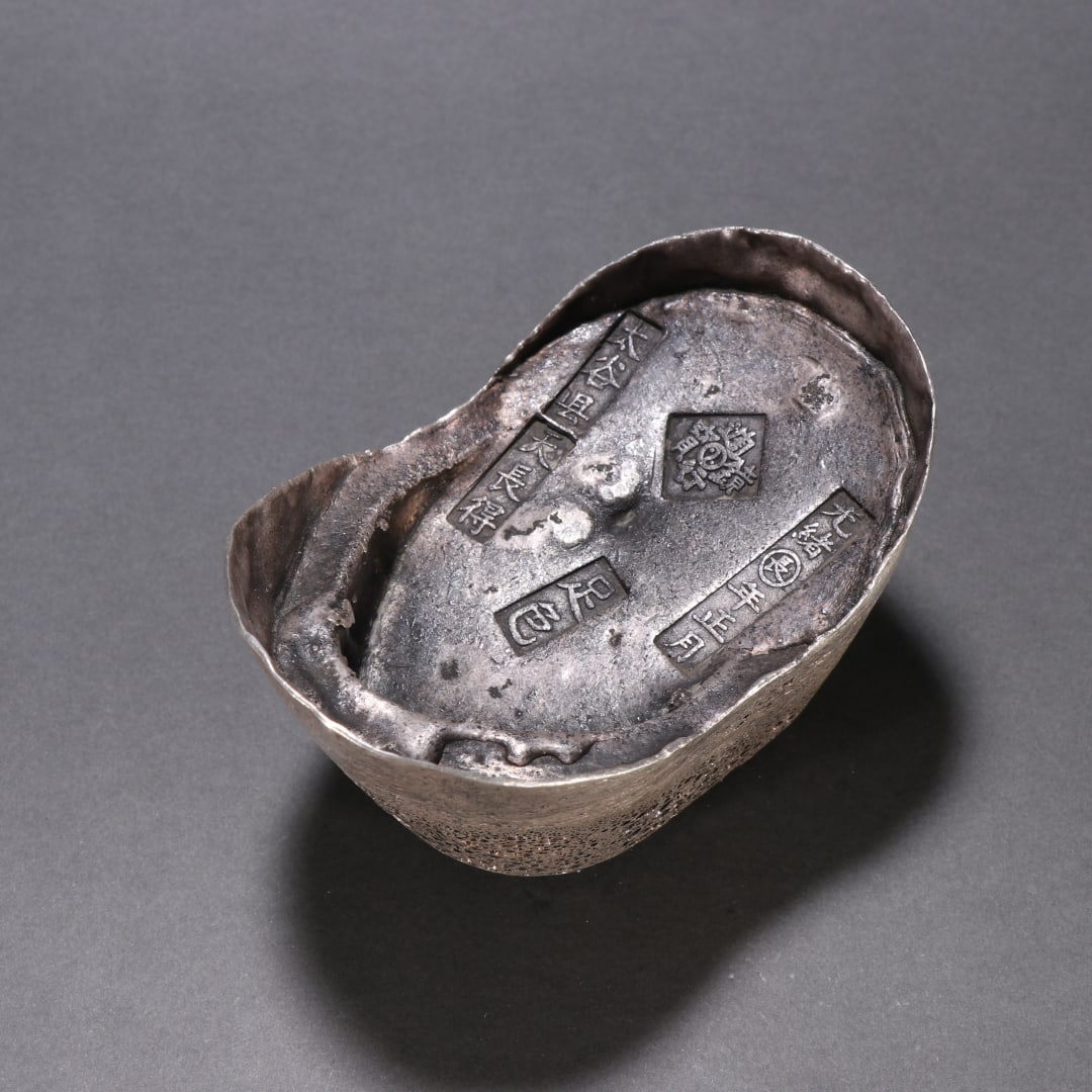 A piece of clear fifty taels of silver ingots: Clear fifty taels of silver ingots SIZE: H:5.9cm W:11.1cm W:1850g (The Dimensions Of All Batches Are Manually Measured.If You Need More Detailed Information, Please Contact Our Customer Service Before