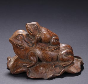 A bamboo carved mother and son deep love frog ornament