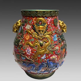 An enamel dragon pattern bottle from the Qing Dynasty