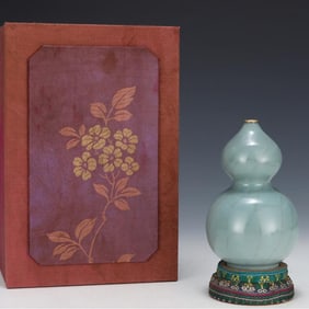 A Song Dynasty official kiln gourd bottle