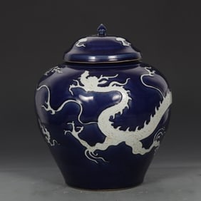 A large lid jar with a white dragon pattern in the Yuan Dynasty
