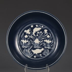 A Ming Chenghua blue white fish algae lotus pattern plate
