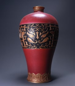 A "Qianlong Year of the Qing Dynasty" carmine red gilt dragon pattern plum bottle