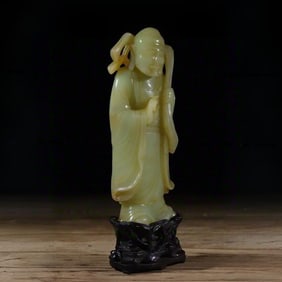 A topaz arhat ornament of the Qing Dynasty