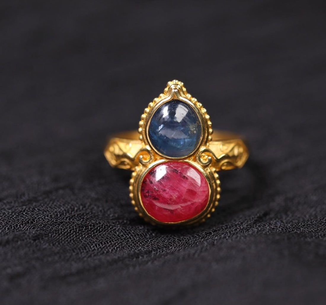 A Ming Dynasty gourd-shaped 24K pure gold set ruby sapphire (red spinel) ring: Ming Dynasty gourd-shaped 24K pure gold set ruby sapphire (red spinel) ring SIZE: Rim 14mm (The Dimensions Of All Batches Are Manually Measured.If You Need More Detailed Information, Please Contact Ou