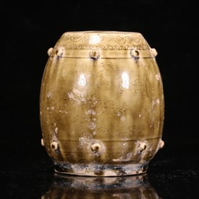 A celadon drum-shaped embroidered pier ornament