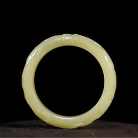 A Qing Dynasty Tianyu topaz bracelet of three times