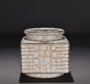 A piece of Song official kiln cong-style honor