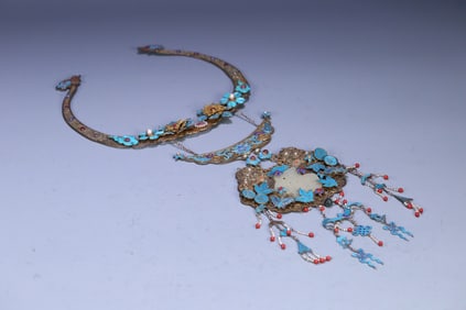 A Qing Dynasty silver-gilt filigree dotted emerald inlaid with Hetian jade gemstones "rich and