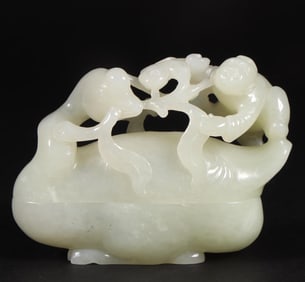 A Hetian jade box ornament from the Qing Dynasty
