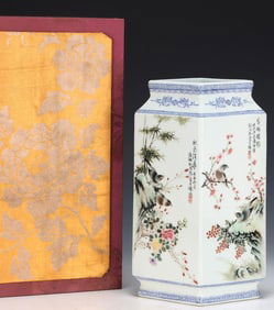 A diamond bottle of Zhushan Eight Friends Liu Yucen Flower and Bird Society