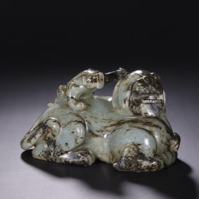 A Han Dynasty Hetian jade carved mother and son affectionate lion ornament