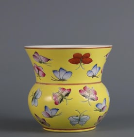 A yellow pastel butterfly pattern slag bucket made in the Tongzhi period of the Qing Dynasty
