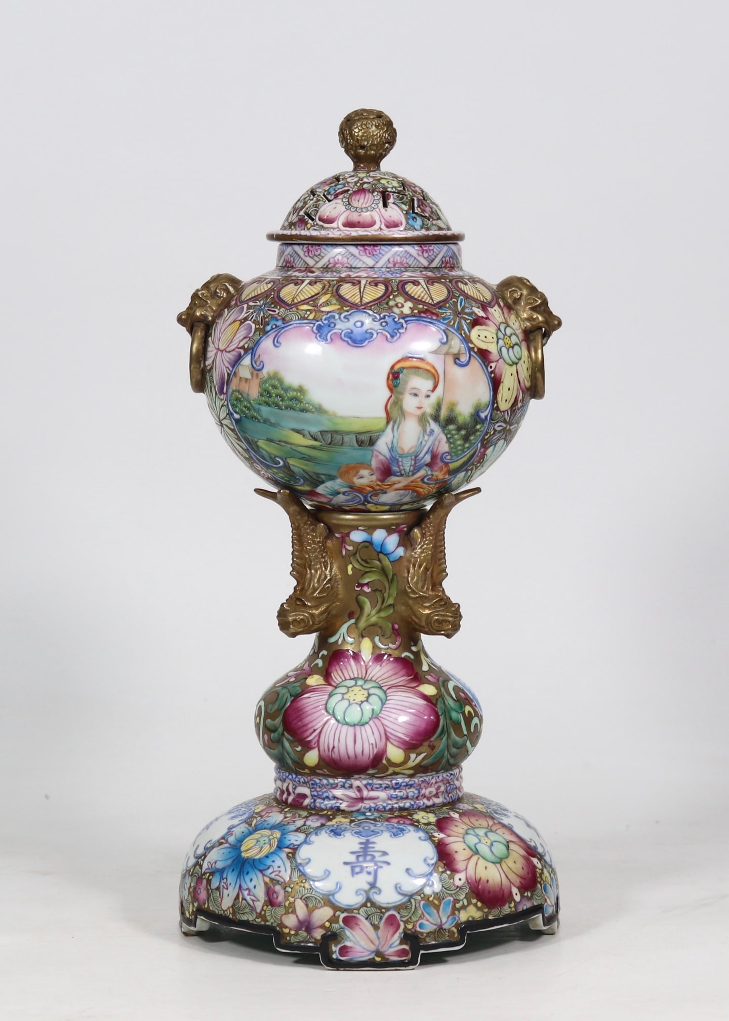 A piece of Qing Yongzheng year enamel color Western figure kaleidoscope amphora smoker general: Qing Yongzheng year made enamel color Western figure kaleidoscope amphora smoker general SIZE: H:36.5cm BottomD:16.8cm (The Dimensions Of All Batches Are Manually Measured.If You Need More Detailed In