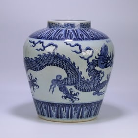 A Ming blue and white dragon pattern jar