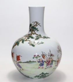 A pastel baby play picture of the Qing Dynasty Qianlong year Tianqiu bottle