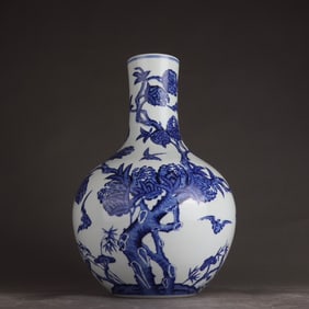 A Qing Qinglong blue and white many fruits and many blessings Tianqiu bottle