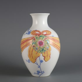 A pastel floral pattern streamer baggage bottle made in the Qianlong period of the Qing Dynasty
