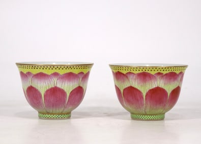 A pair of cups with lotus patterns made in the Qianlong period of the Qing Dynasty