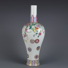 A pastel leather ball floral nectar bottle made in the Qianlong period of the Qing Dynasty