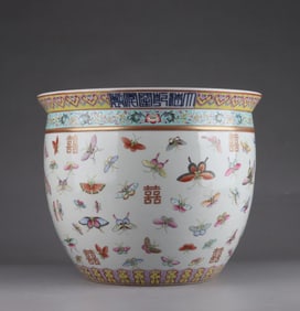 A Qing Qianlong pastel gold-painted hundred disc jar