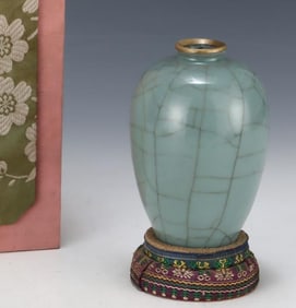 A Song Dynasty official kiln plum bottle