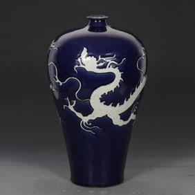 A large plum bottle with a white dragon pattern in the Yuan Dynasty