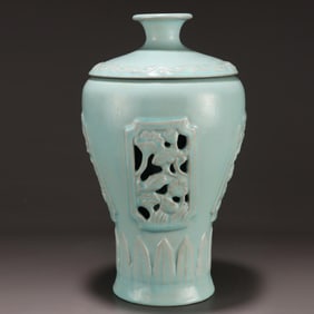 A piece of Song Ru kiln sky blue glaze window hollow flower core plum bottle