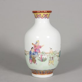 A small bottle of Qing Qianlong pastel baby play picture