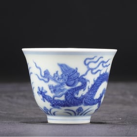 A Ming Dynasty Chenghua blue and white dragon pattern bell cup