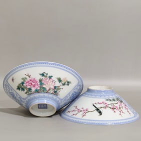 A pair of Qing Qianlong enamel emerald edged window four seasons flower bucket hat cup