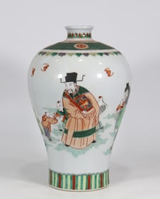 A colorful plum bottle made in the Kangxi Dynasty of the Qing Dynasty