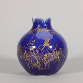 A pomegranate statue of blue glaze painted with gold in the middle of the Qing Dynasty