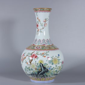 A piece of Qing Qianlong pastel white background flower pomegranate appreciation vase