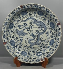 A Ming Dynasty blue and white dragon pattern plate