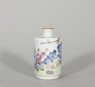 A Qing Qianlong baby play picture snuff bottle