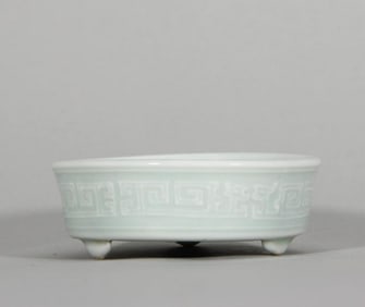 A piece of Qingdao light powder blue glaze Kuilong pattern three-legged wash